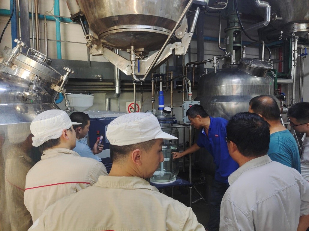 烈日下的匠心傳承、鄭州長(zhǎng)城科工貿(mào)陳工在高溫車間中的玻璃反應(yīng)釜設(shè)備培訓(xùn)紀(jì)實(shí)